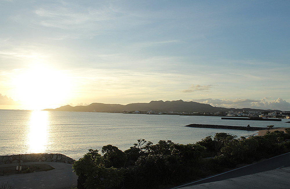 沖縄の海　サンセット　名護市の海が見えるホテルより