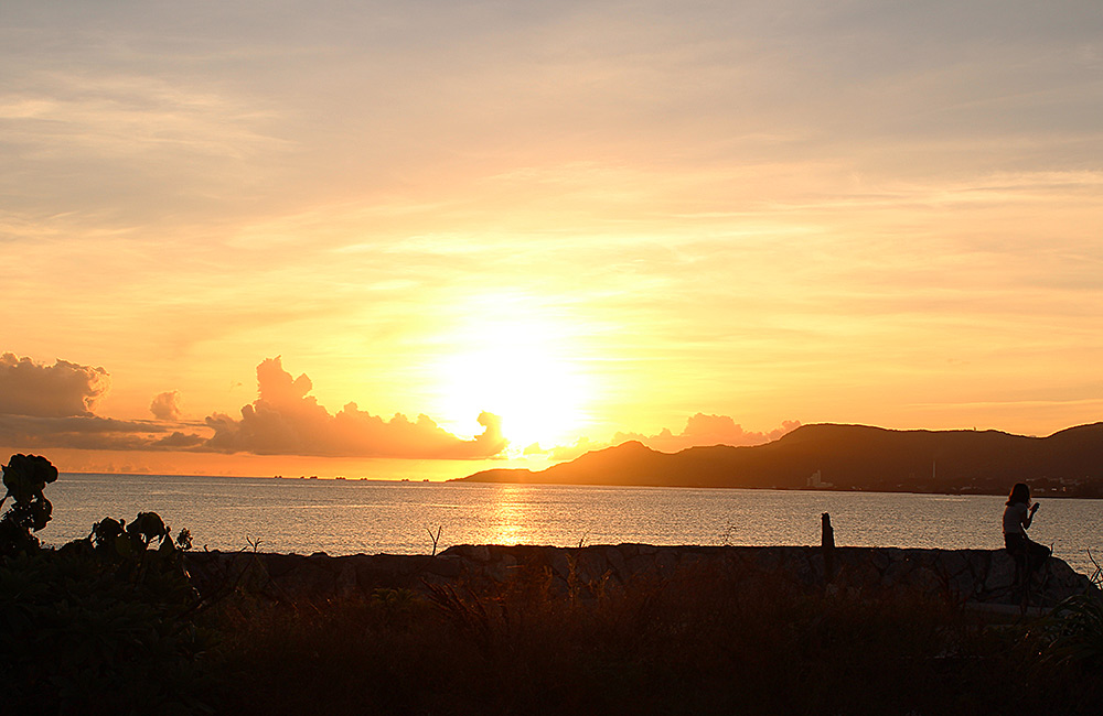 夕日を眺める　沖縄名護市