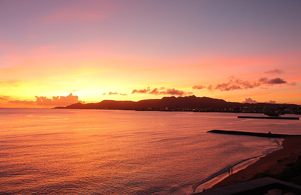 ホテルから夕日を望む　沖縄名護市のホテル
