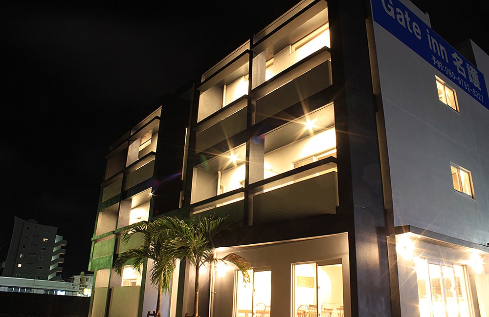 ホテルゲートイン名護外観　夜の風景　沖縄名護市ウィークリー・マンスリー